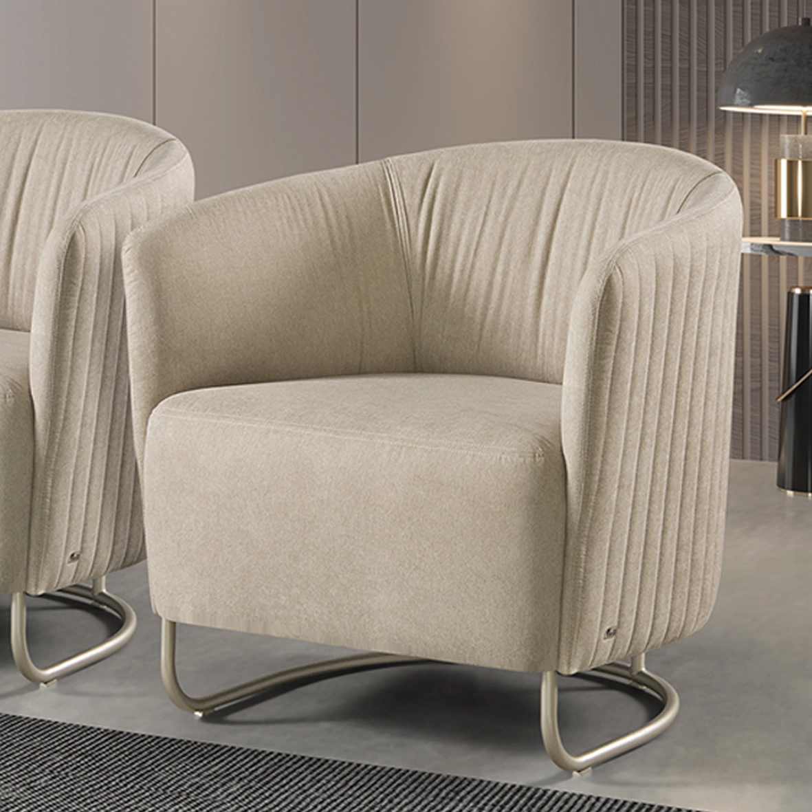 Poltrona Gaia
Largura: 85 cm / Profundidade: 77 cm / Altura: 81 cm
Mais de 50 cores e tecidos diferentes.
Espuma HR, Mola Bonnel, Madeira Maciça.
Pillow Top Confortável com Espuma HR
Acabamento e Qualidade impecável.