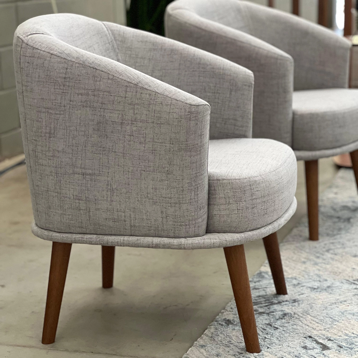 Poltrona Rest 12.
Largura: 63 cm / Profundidade: 68 cm / Altura: 76 cm
Mais de 50 cores e tecidos diferentes.
Espuma HS, Madeira Maciça.
Assento Confortável com Espuma HS.
Acabamento e Qualidade impecável.